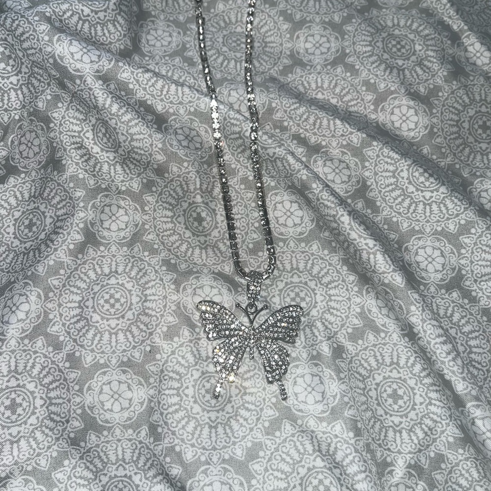 butterfly n3cklace >.<🦋